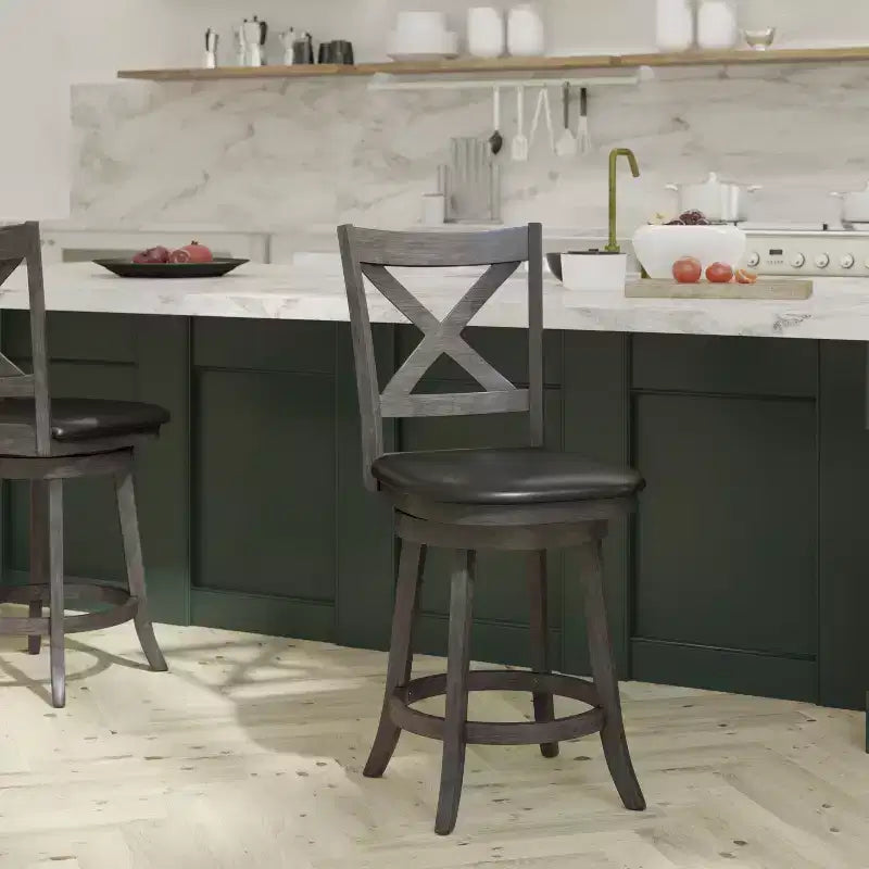 Tabouret de bar Emma et Oliver de style pub avec dossier en bois croisé et siège pivotant rembourré en similicuir