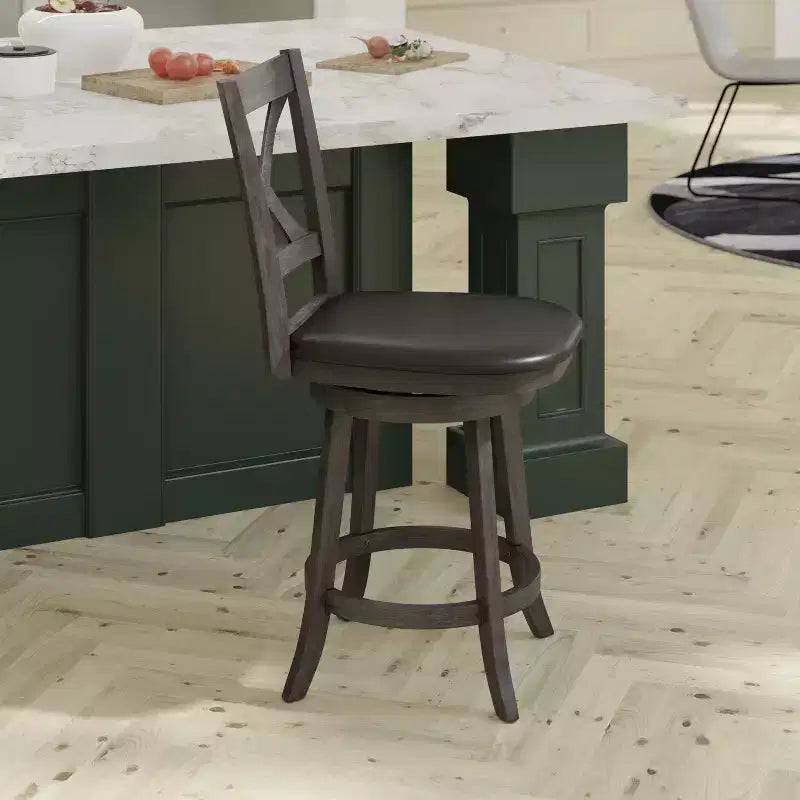 Tabouret de bar Emma et Oliver de style pub avec dossier en bois croisé et siège pivotant rembourré en similicuir