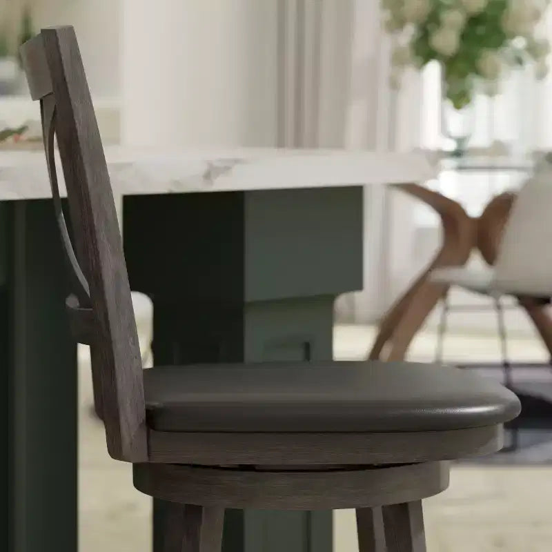 Tabouret de bar Emma et Oliver de style pub avec dossier en bois croisé et siège pivotant rembourré en similicuir