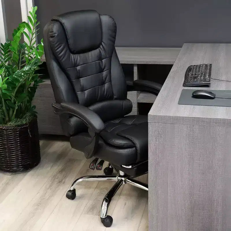 Chaise de bureau Elama en similicuir noir à dossier haut réglable avec repose-pieds réglable