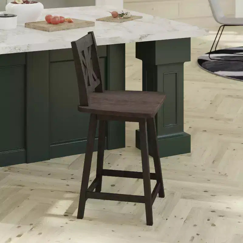 Tabouret de salle à manger pivotant Emma and Oliver Wooden Modern Farmhouse avec dossier décoratif sculpté