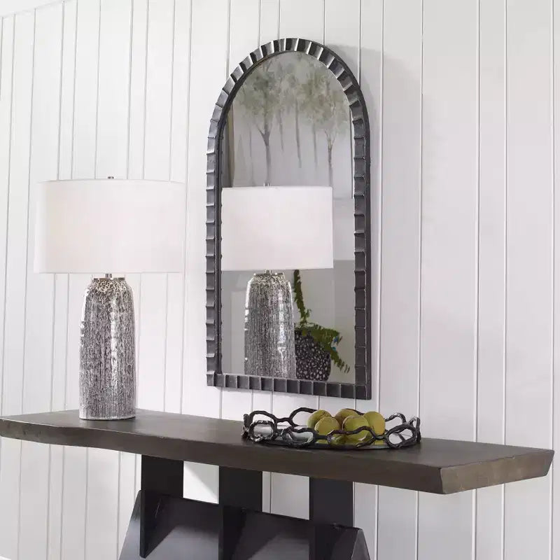 Miroir mural décoratif arqué Uttermost, cadre en fer forgé noir mat vieilli, 24 po de large pour salle de bain, chambre à coucher, salon
