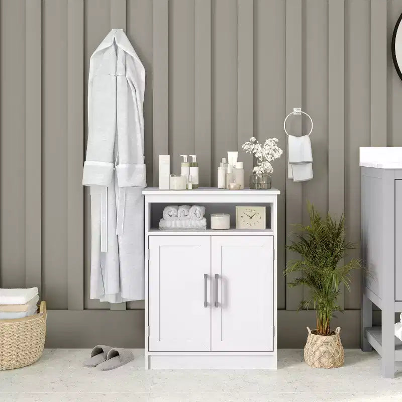 Meuble de rangement pour salle de bain Emma et Oliver avec étagère intérieure réglable, portes à fermeture magnétique et étagère supérieure ouverte