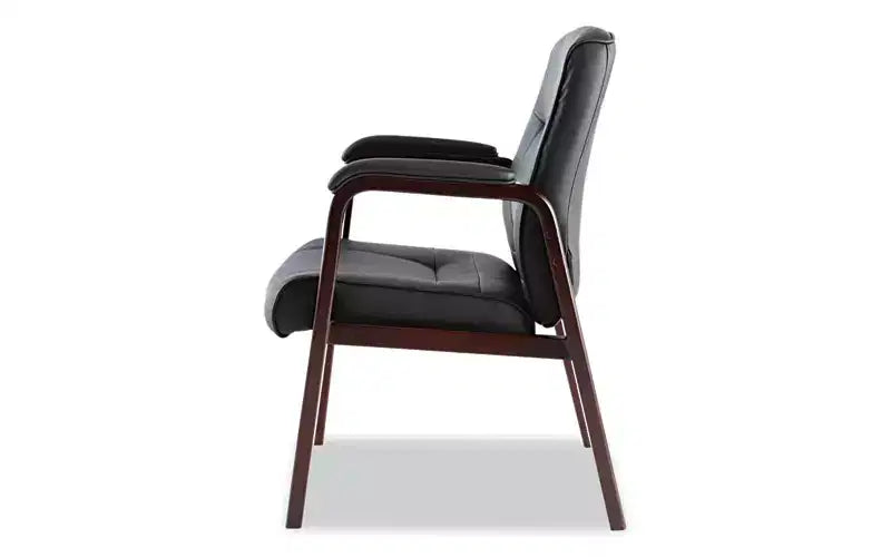Fauteuil d'invité Alera Alera Madaris Series en cuir reconstitué avec pieds à garniture en bois, 25,39 x 25,98 x 35,62, assise/dossier noirs, base acajou