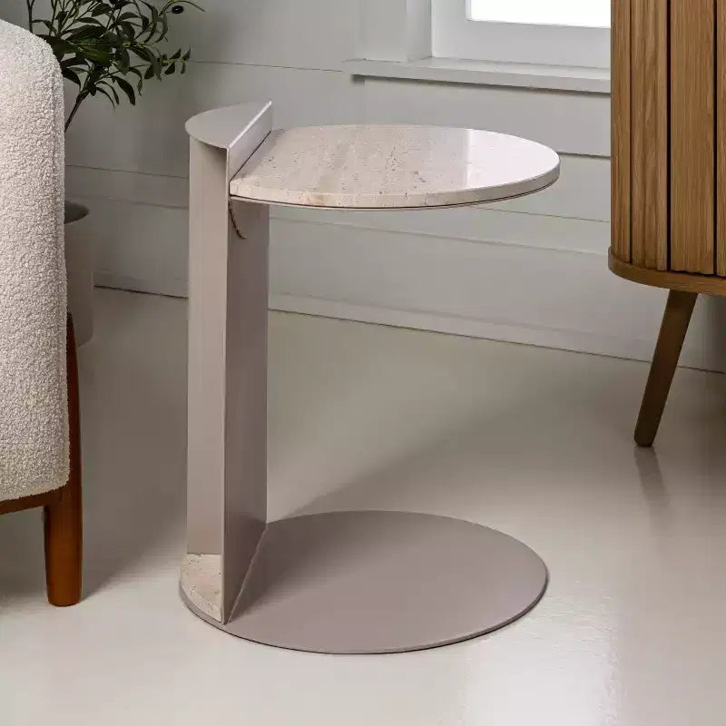 JONATHAN Y Evelyn 20 Table d'appoint contemporaine en marbre naturel et métal, faite à la main, en forme de C