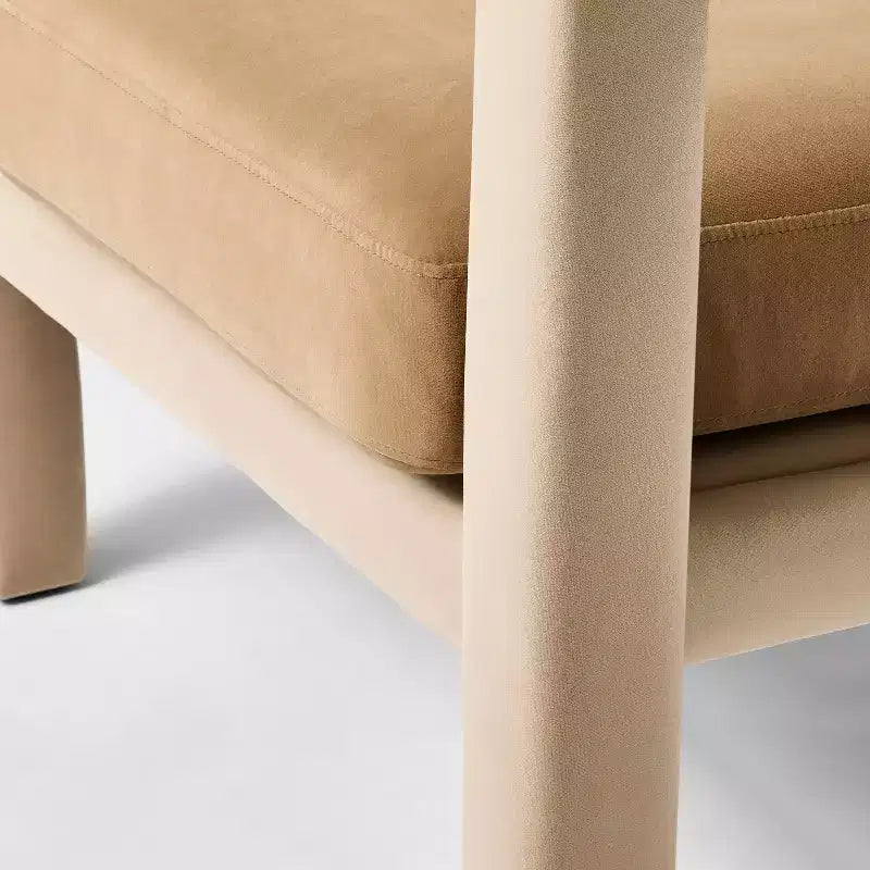 Fauteuil d'appoint sculptural rembourré marron - Threshold conçu avec Studio McGee