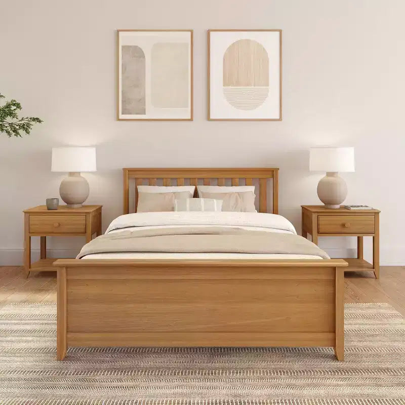 Cadre de lit double classique en bois massif Plank+Beam avec tête de lit pour adultes