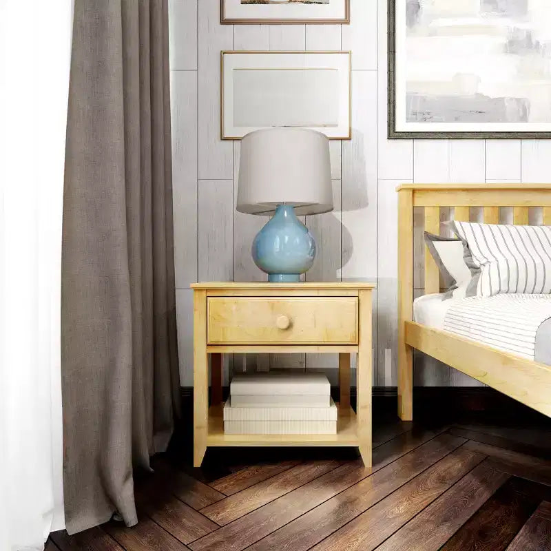 Table de chevet en bois massif Plank+Beam avec tiroir de rangement et étagère
