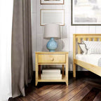 Table de chevet en bois massif Plank+Beam avec tiroir de rangement et étagère
