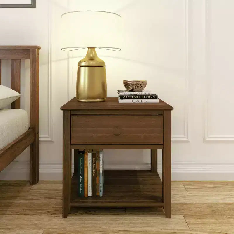 Table de chevet en bois massif Plank+Beam avec tiroir de rangement et étagère