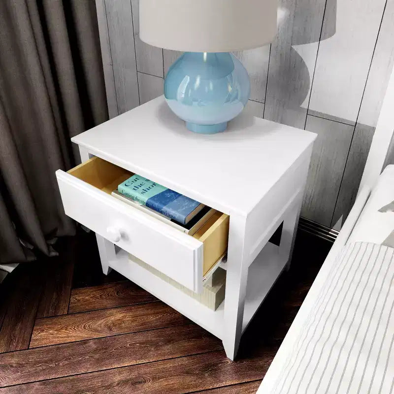 Table de chevet en bois massif Plank+Beam avec tiroir de rangement et étagère