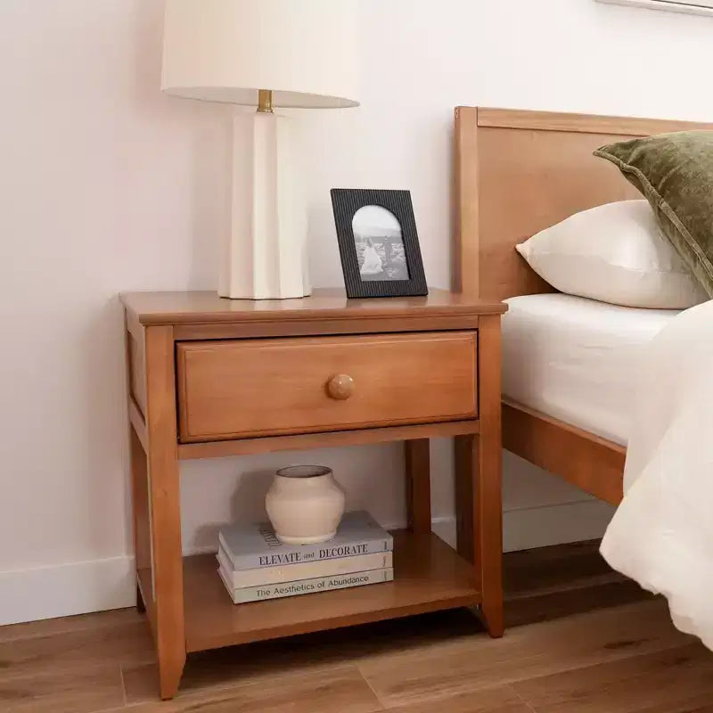 Table de chevet en bois massif Plank+Beam avec tiroir de rangement et étagère