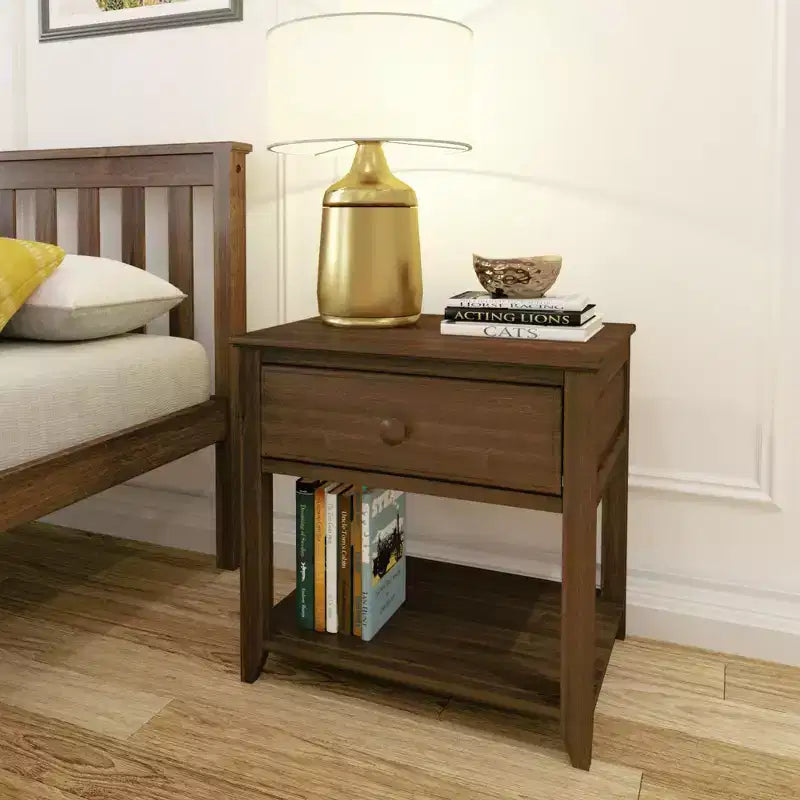 Table de chevet en bois massif Plank+Beam avec tiroir de rangement et étagère