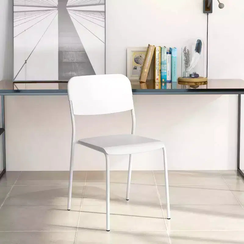 Costway Lot de 4 Chaises de Salle à Manger Modernes avec Dossier Incliné et Pieds en Métal Robustes en Plastique Noir/Blanc