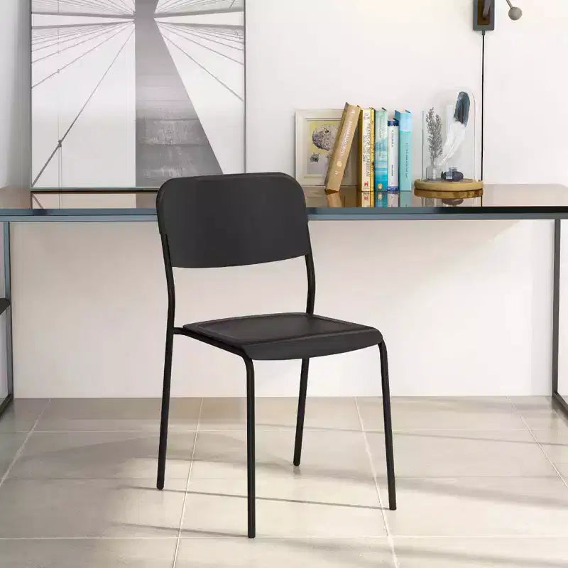 Costway Lot de 4 Chaises de Salle à Manger Modernes avec Dossier Incliné et Pieds en Métal Robustes en Plastique Noir/Blanc