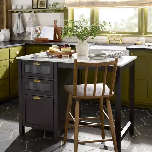 Îlot de cuisine en verre cannelé et bois de 48 po avec coin repas - Hearth & Hand avec Magnolia