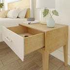 Table de chevet Duo en bois avec 1 tiroir Plank+Beam, table d'appoint en bois pour rangement de chambre, bout de canapé de chevet, blanc/bouleau