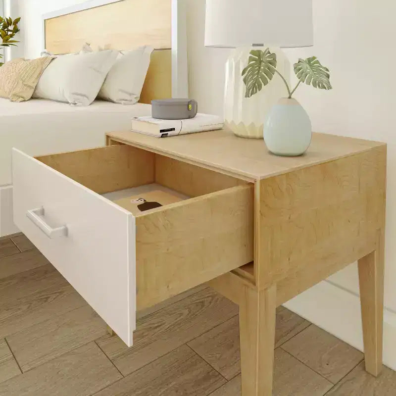 Table de chevet Duo en bois avec 1 tiroir Plank+Beam, table d'appoint en bois pour rangement de chambre, bout de canapé de chevet, blanc/bouleau