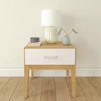 Table de chevet Duo en bois avec 1 tiroir Plank+Beam, table d'appoint en bois pour rangement de chambre, bout de canapé de chevet, blanc/bouleau