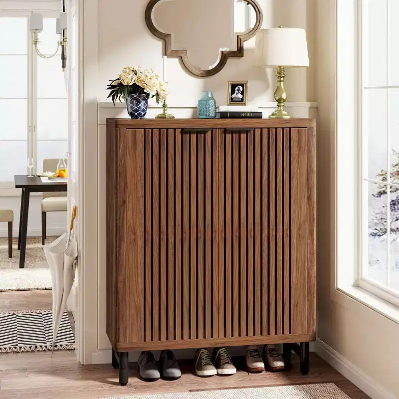 Meuble à chaussures 6 niveaux Lantine avec portes persiennes