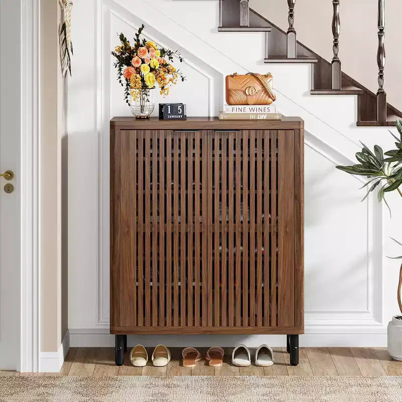 Meuble à chaussures 6 niveaux Lantine avec portes persiennes