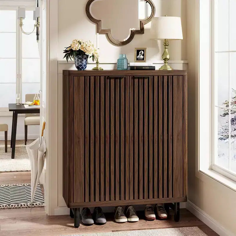 Meuble à chaussures 6 niveaux Lantine avec portes persiennes