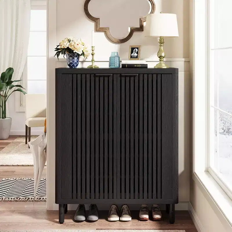 Meuble à chaussures 6 niveaux Lantine avec portes persiennes