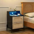 Table de chevet en rotin avec lumières LED et station de charge, table de chevet noire avec 2 tiroirs de rangement pour chambre, salon, dortoir