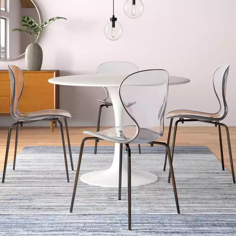 LeisureMod Oyster Chaises de salle à manger transparentes (Lot de 4) - Design incurvé empilable avec pieds en acier inoxydable noir pour cuisine ou salle à manger