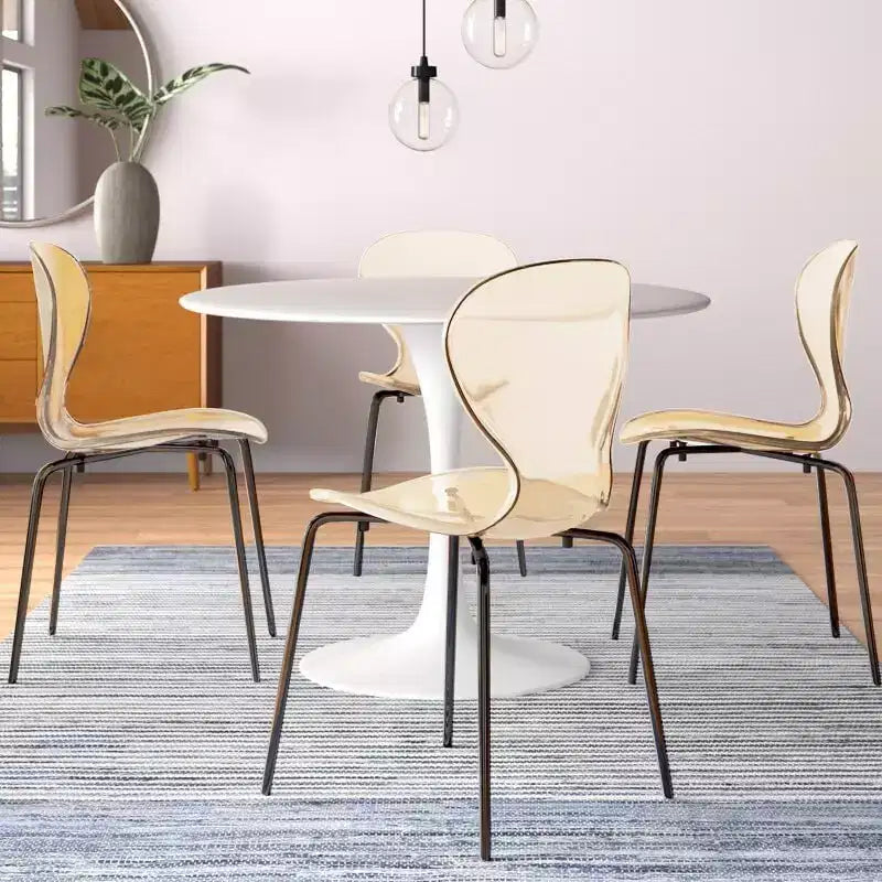 LeisureMod Oyster Chaises de salle à manger transparentes (Lot de 4) - Design incurvé empilable avec pieds en acier inoxydable noir pour cuisine ou salle à manger
