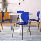 LeisureMod Oyster Chaises de salle à manger transparentes (Lot de 4) - Design incurvé empilable avec pieds en acier inoxydable noir pour cuisine ou salle à manger