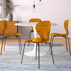 LeisureMod Oyster Chaises de salle à manger transparentes (Lot de 4) - Design incurvé empilable avec pieds en acier inoxydable noir pour cuisine ou salle à manger