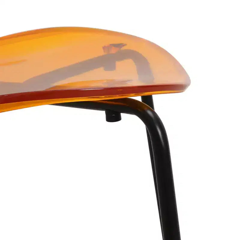 LeisureMod Oyster Chaises de salle à manger transparentes (Lot de 4) - Design incurvé empilable avec pieds en acier inoxydable noir pour cuisine ou salle à manger