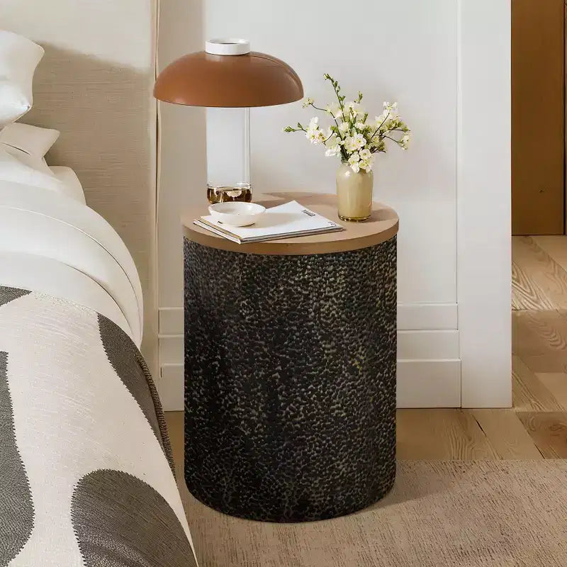 LuxenHome Table d'appoint ronde 20,3, Table de bout en fer avec plateau en bois, Martelé noir et or, Petite table d'appoint pour salon, chambre à coucher, canapé Multicolore