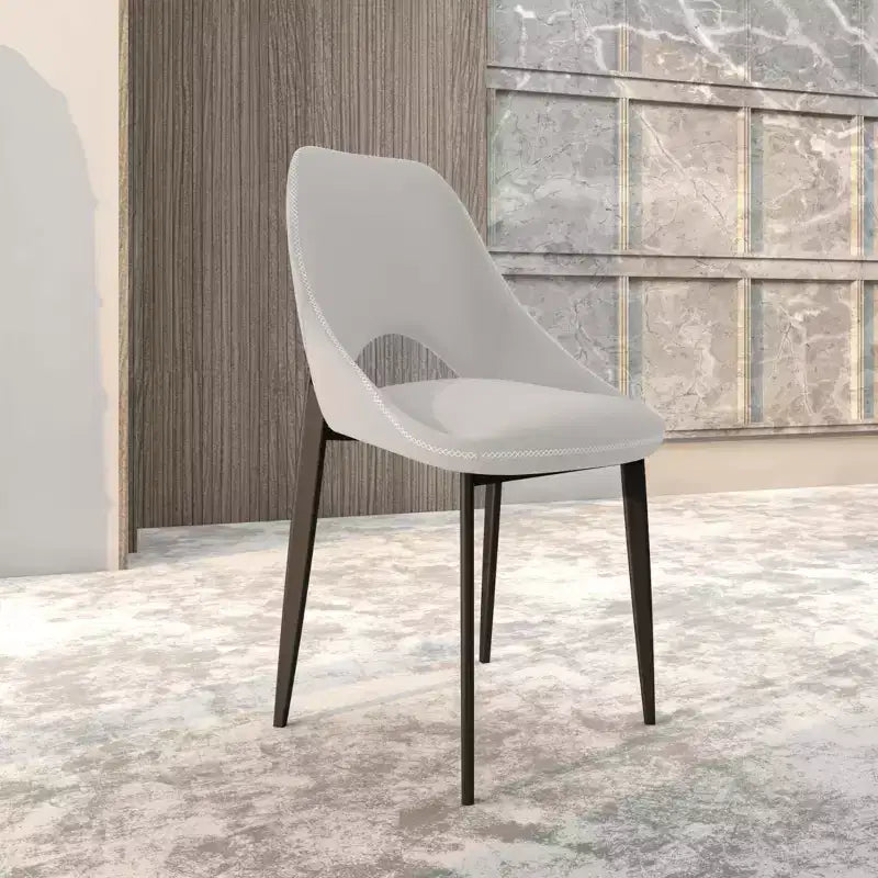 LeisureMod Amalfi Collection, lot de 2 chaises de salle à manger rembourrées. Design à dossier ouvert incurvé avec pieds en fer thermolaqué pour cuisine et salle à manger.