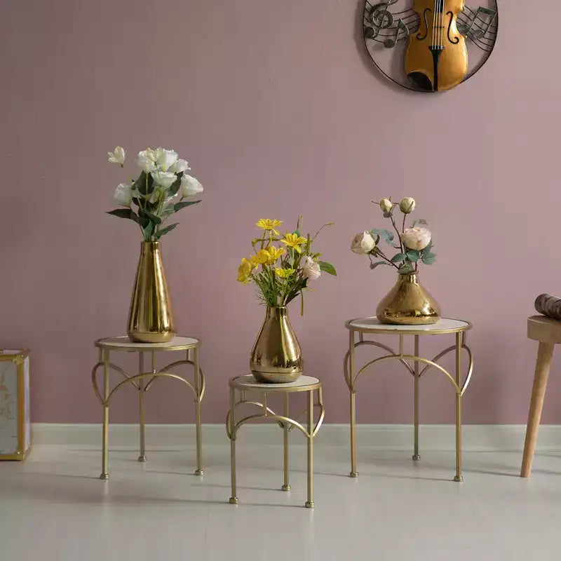 Support à plantes décoratif Uniquewise en métal doré, table d'appoint avec plateau moderne effet marbre blanc, ensemble de 3