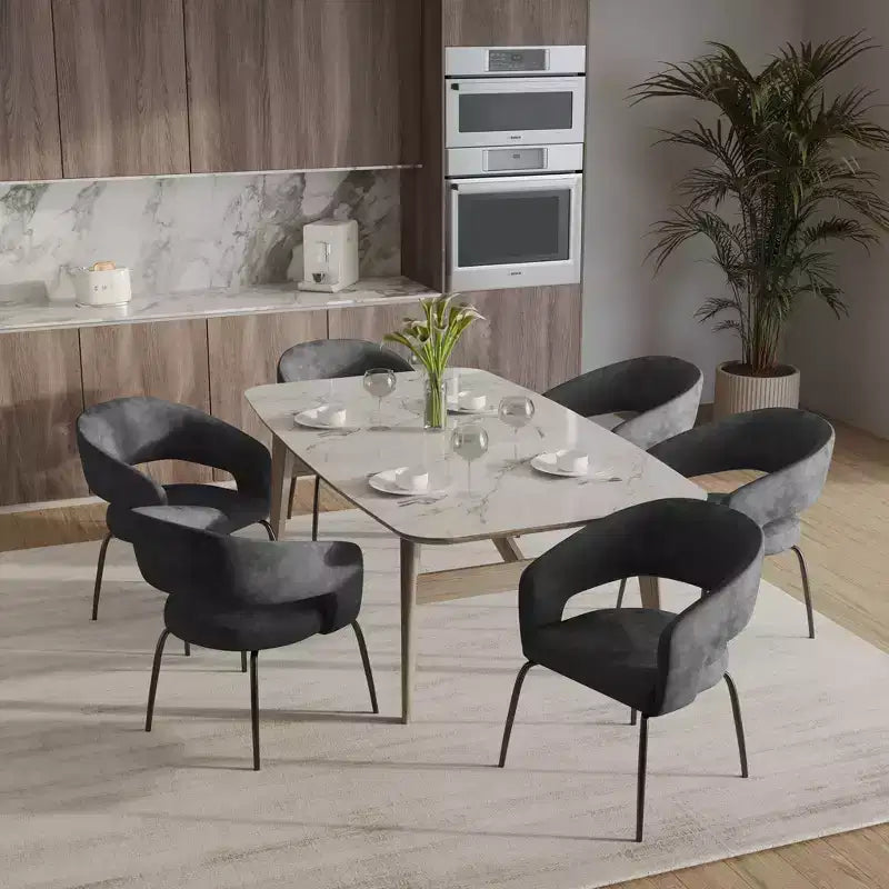 Chaise de salle à manger LeisureMod, rembourrée en cuir, avec dossier incurvé ouvert et pieds en fer, collection Gavin, ensemble de 4