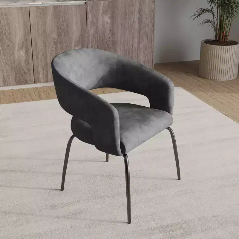 Chaise de salle à manger LeisureMod, rembourrée en cuir, avec dossier incurvé ouvert et pieds en fer, collection Gavin, ensemble de 4