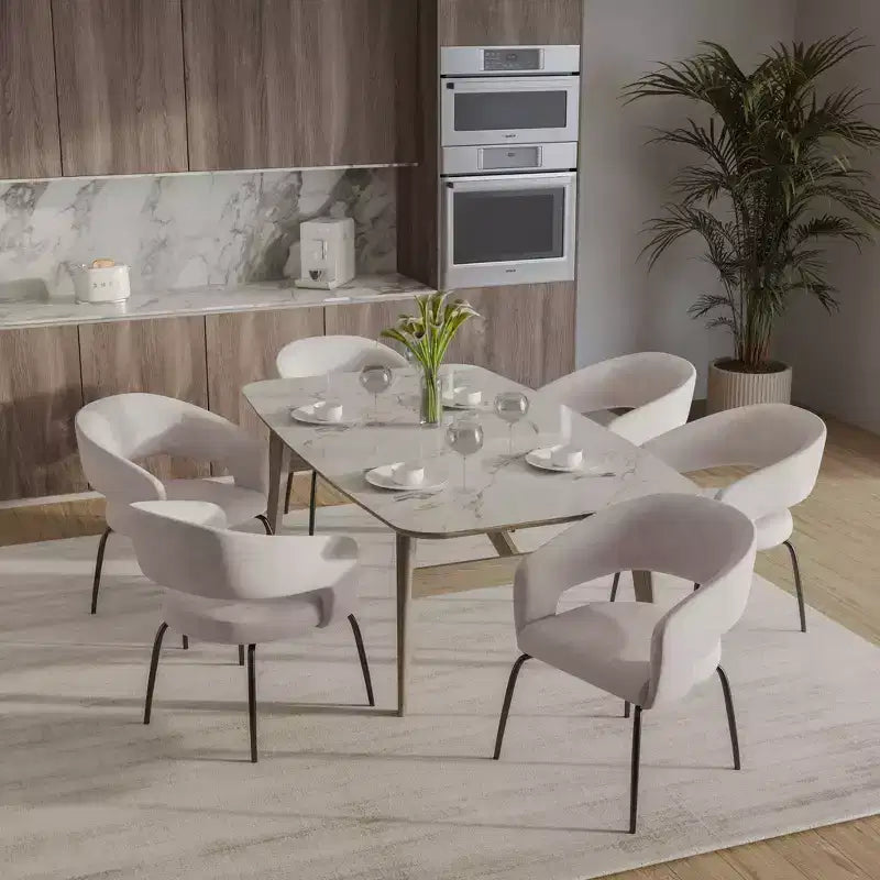 Chaise de salle à manger LeisureMod, rembourrée en cuir, avec dossier incurvé ouvert et pieds en fer, collection Gavin, ensemble de 4