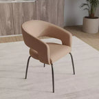Chaise de salle à manger LeisureMod, rembourrée en cuir, avec dossier incurvé ouvert et pieds en fer, collection Gavin, ensemble de 4