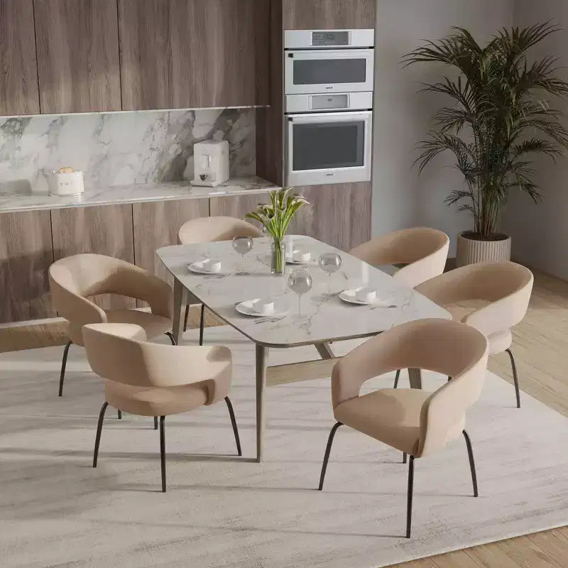 Chaise de salle à manger LeisureMod, rembourrée en cuir, avec dossier incurvé ouvert et pieds en fer, collection Gavin, ensemble de 4