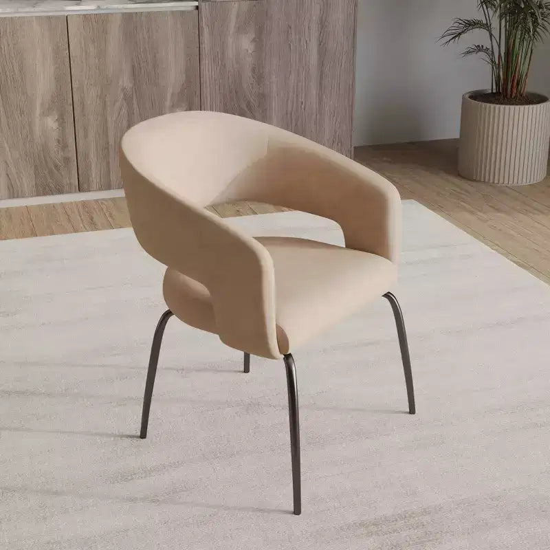Chaise de salle à manger LeisureMod, rembourrée en cuir, avec dossier incurvé ouvert et pieds en fer, collection Gavin, ensemble de 4