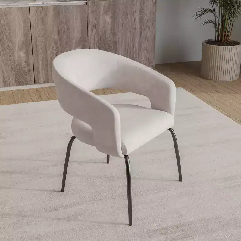 Chaise de salle à manger LeisureMod, rembourrée en cuir, avec dossier incurvé ouvert et pieds en fer, collection Gavin, ensemble de 4