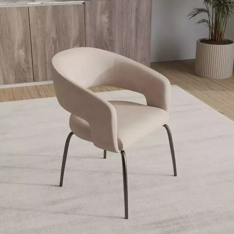 Chaise de salle à manger LeisureMod, rembourrée en cuir, avec dossier incurvé ouvert et pieds en fer, collection Gavin, ensemble de 4
