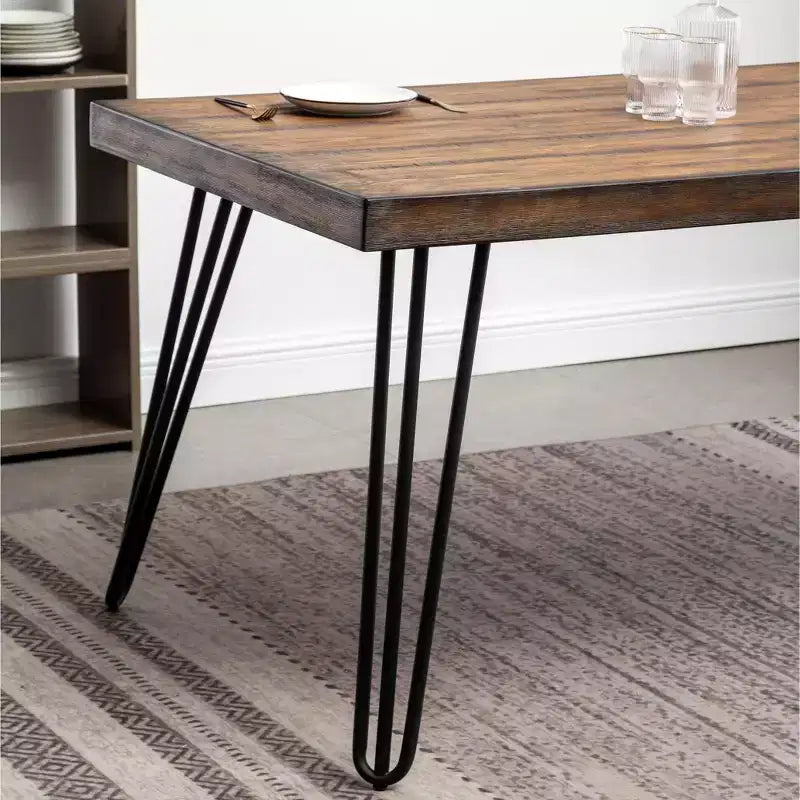 Table à manger industrielle Aryven en métal avec pieds épingles, pin foncé rustique