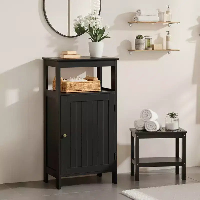 Yaheetech Meuble de Salle de Bain sur Pied à 4 Niveaux avec Porte Simple et Étagère Réglable pour Salle de Bain, Cuisine, Couloir
